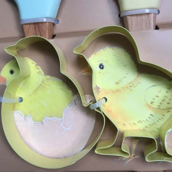 Rae Dunn Springtime 4 Piece Spatula & Cookie Cutter Set NWT - Picture 6 of 10